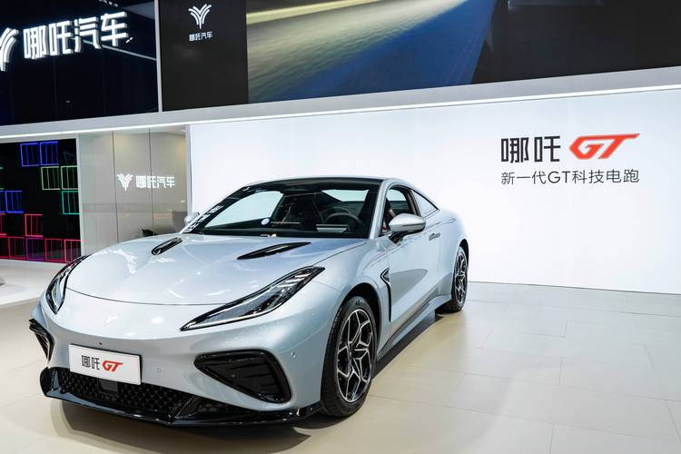 重庆18哪吒汽车在智能汽车领域的表现，领途汽车在新能源汽车市场中的影响力